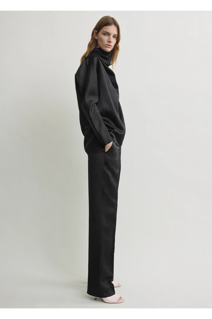 TOTEME 카울 넥 블라우스 블랙의 블랙컬러 1번쨰 이미지입니다.