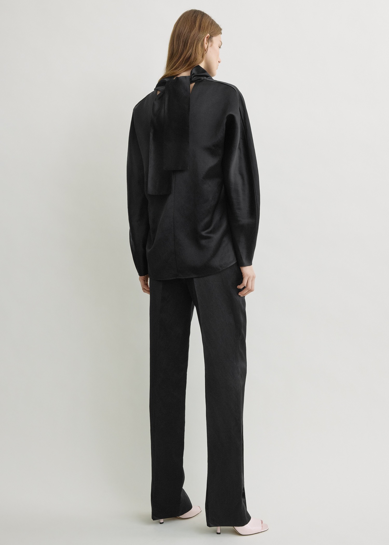 TOTEME 카울 넥 블라우스 블랙의 블랙컬러 2번쨰 이미지입니다.