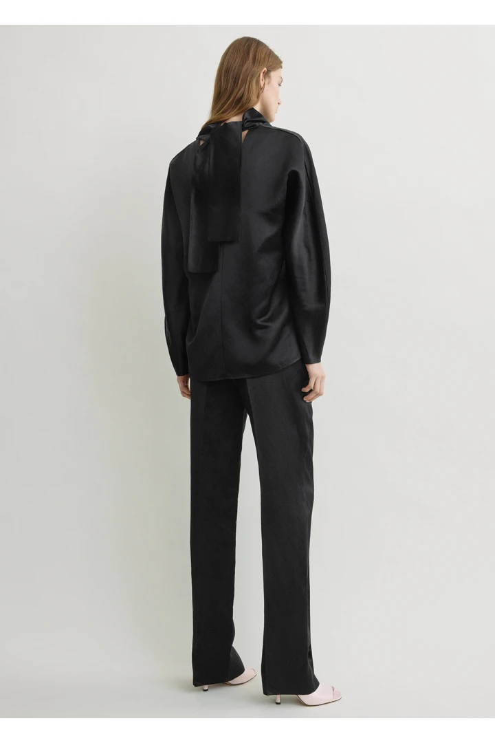 TOTEME 카울 넥 블라우스 블랙의 블랙컬러 2번쨰 이미지입니다.