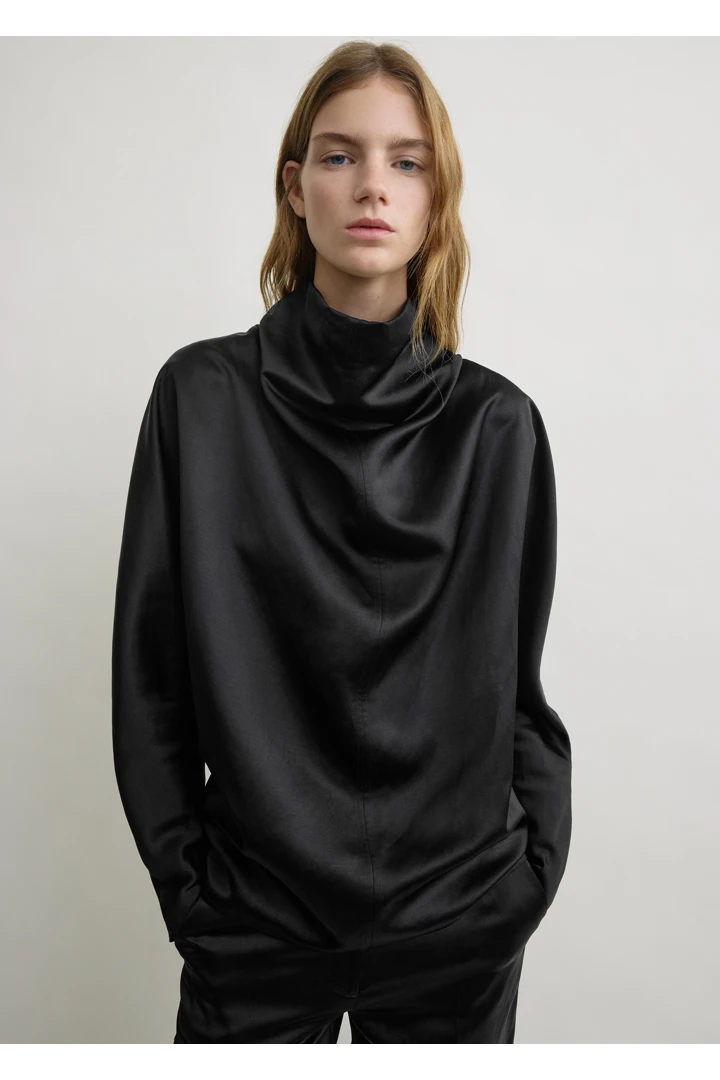 TOTEME 카울 넥 블라우스 블랙의 블랙컬러 3번쨰 이미지입니다.