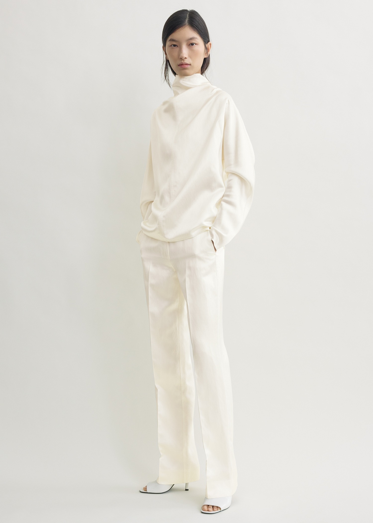 TOTEME 카울 넥 블라우스 화이트의 화이트컬러 1번쨰 이미지입니다.