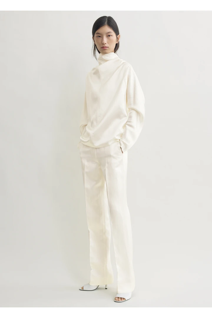 TOTEME 카울 넥 블라우스 화이트의 화이트컬러 1번쨰 이미지입니다.