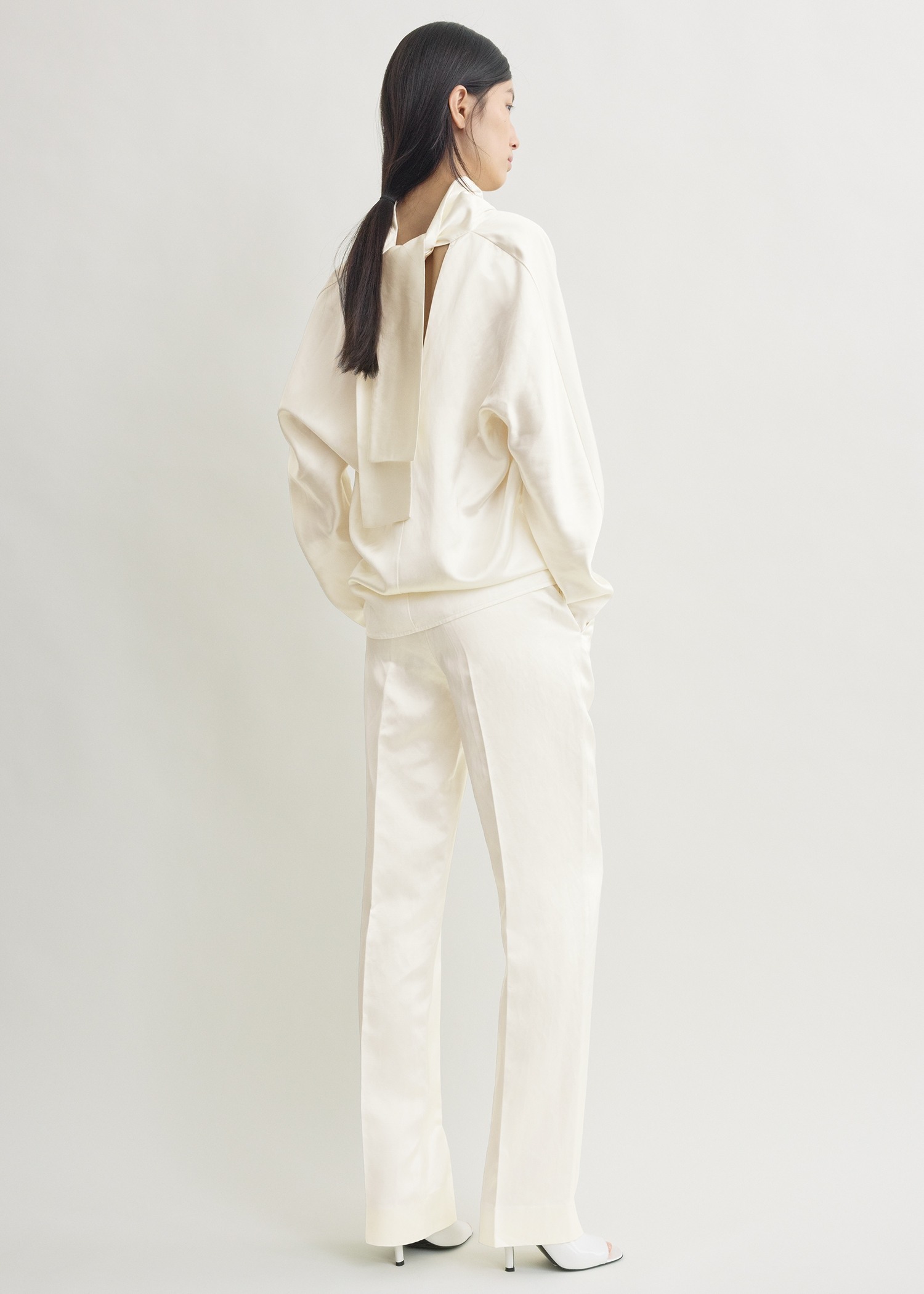 TOTEME 카울 넥 블라우스 화이트의 화이트컬러 2번쨰 이미지입니다.