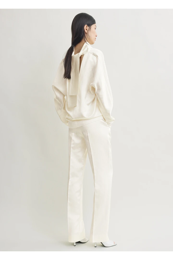 TOTEME 카울 넥 블라우스 화이트의 화이트컬러 2번쨰 이미지입니다.