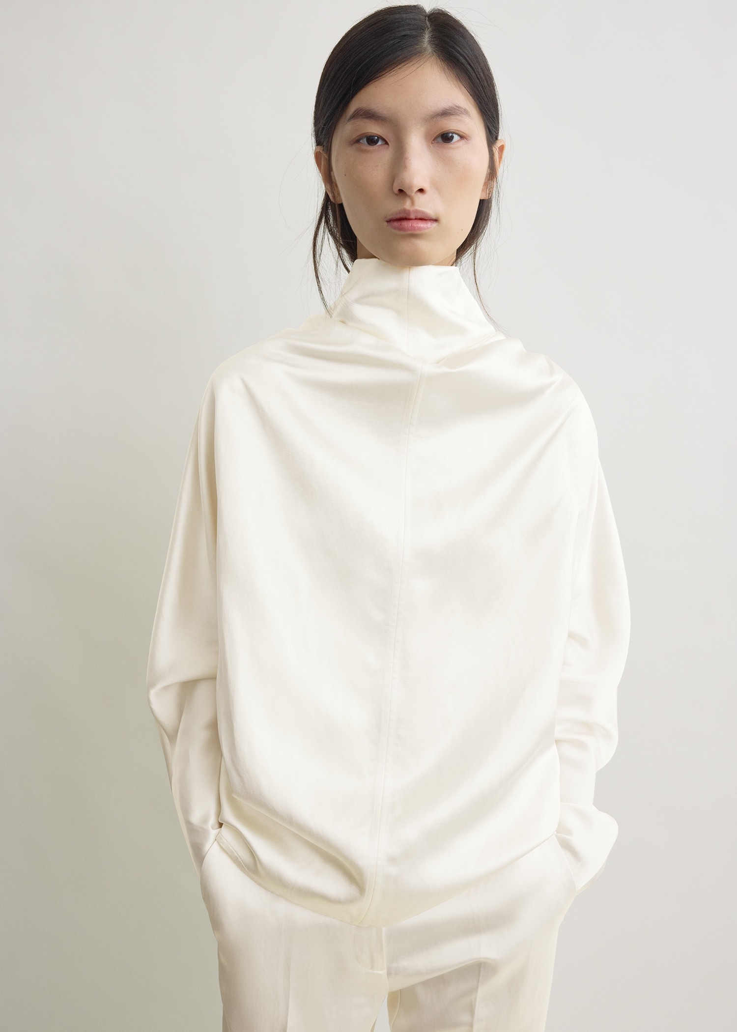 TOTEME 카울 넥 블라우스 화이트의 화이트컬러 3번쨰 이미지입니다.