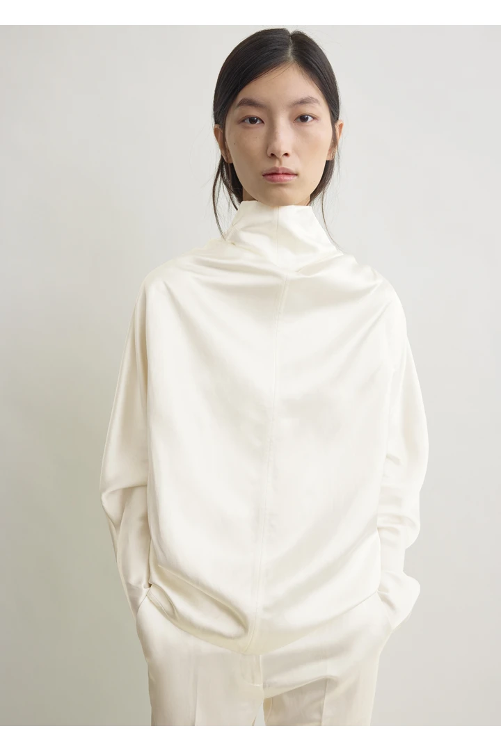 TOTEME 카울 넥 블라우스 화이트의 화이트컬러 3번쨰 이미지입니다.