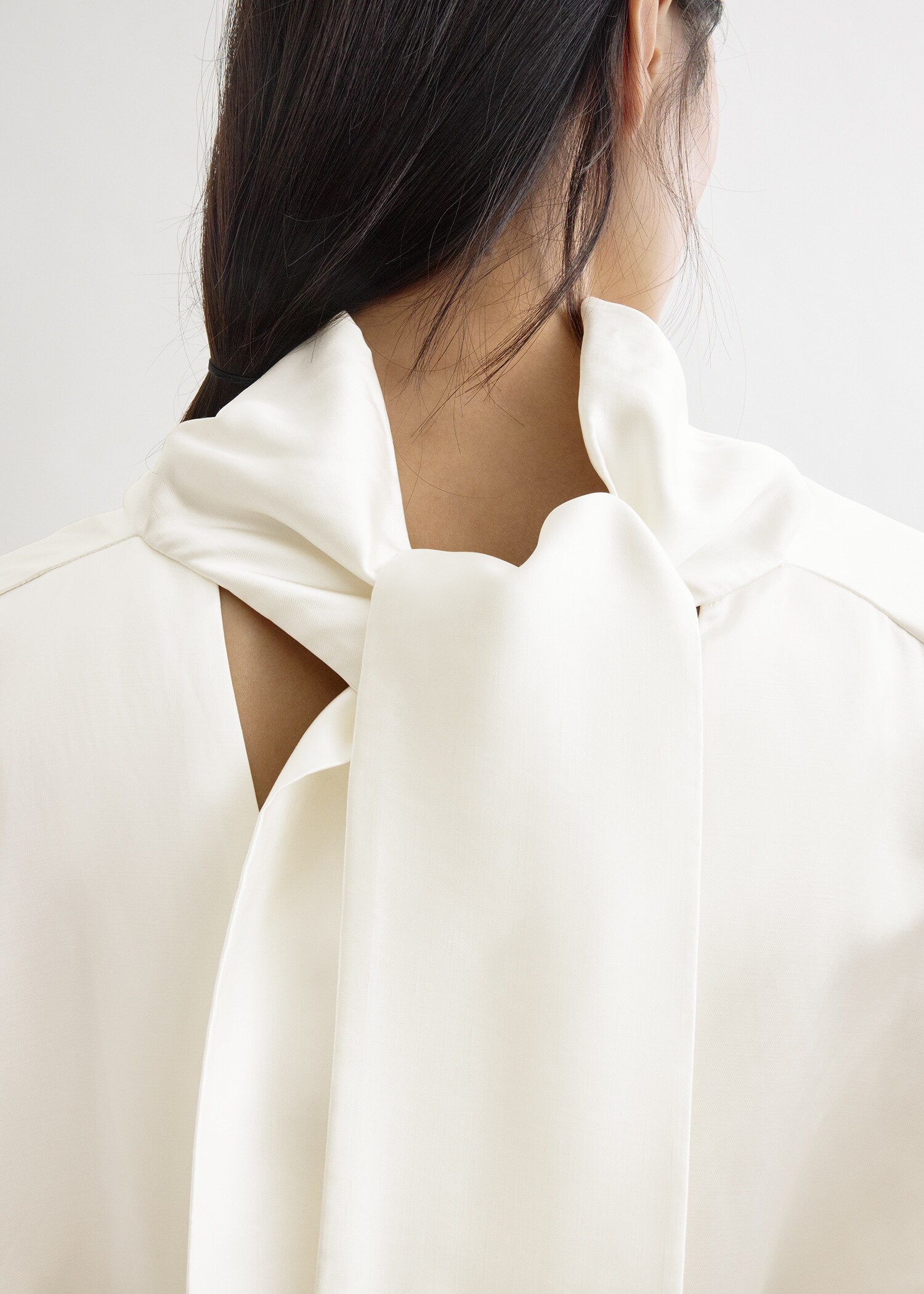 TOTEME 카울 넥 블라우스 화이트의 화이트컬러 4번쨰 이미지입니다.