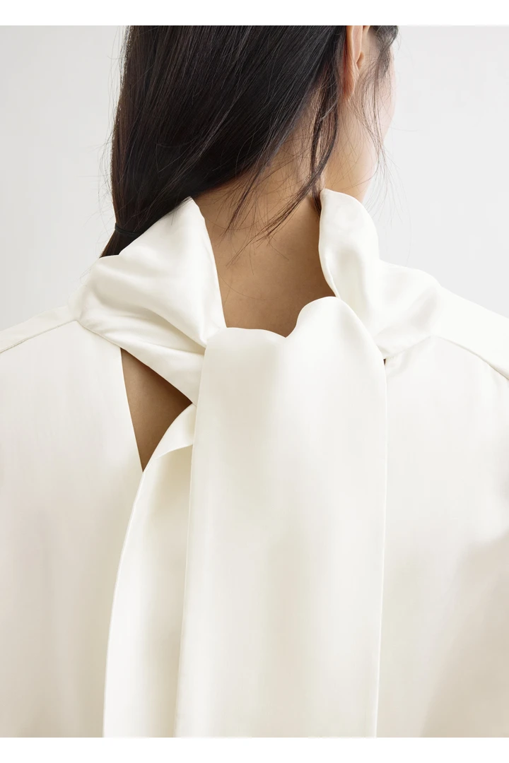 TOTEME 카울 넥 블라우스 화이트의 화이트컬러 4번쨰 이미지입니다.