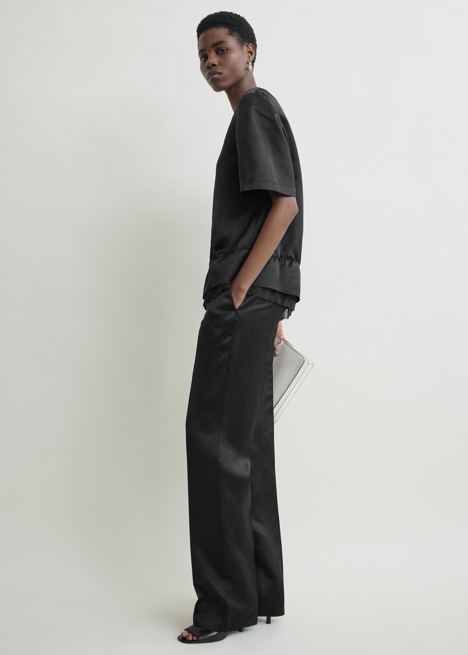 TOTEME 브이넥 새틴 풀오버 블랙의 블랙컬러 1번쨰 이미지입니다.