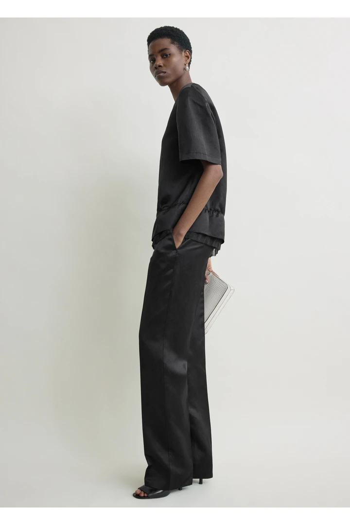 TOTEME 브이넥 새틴 풀오버 블랙의 블랙컬러 1번쨰 이미지입니다.