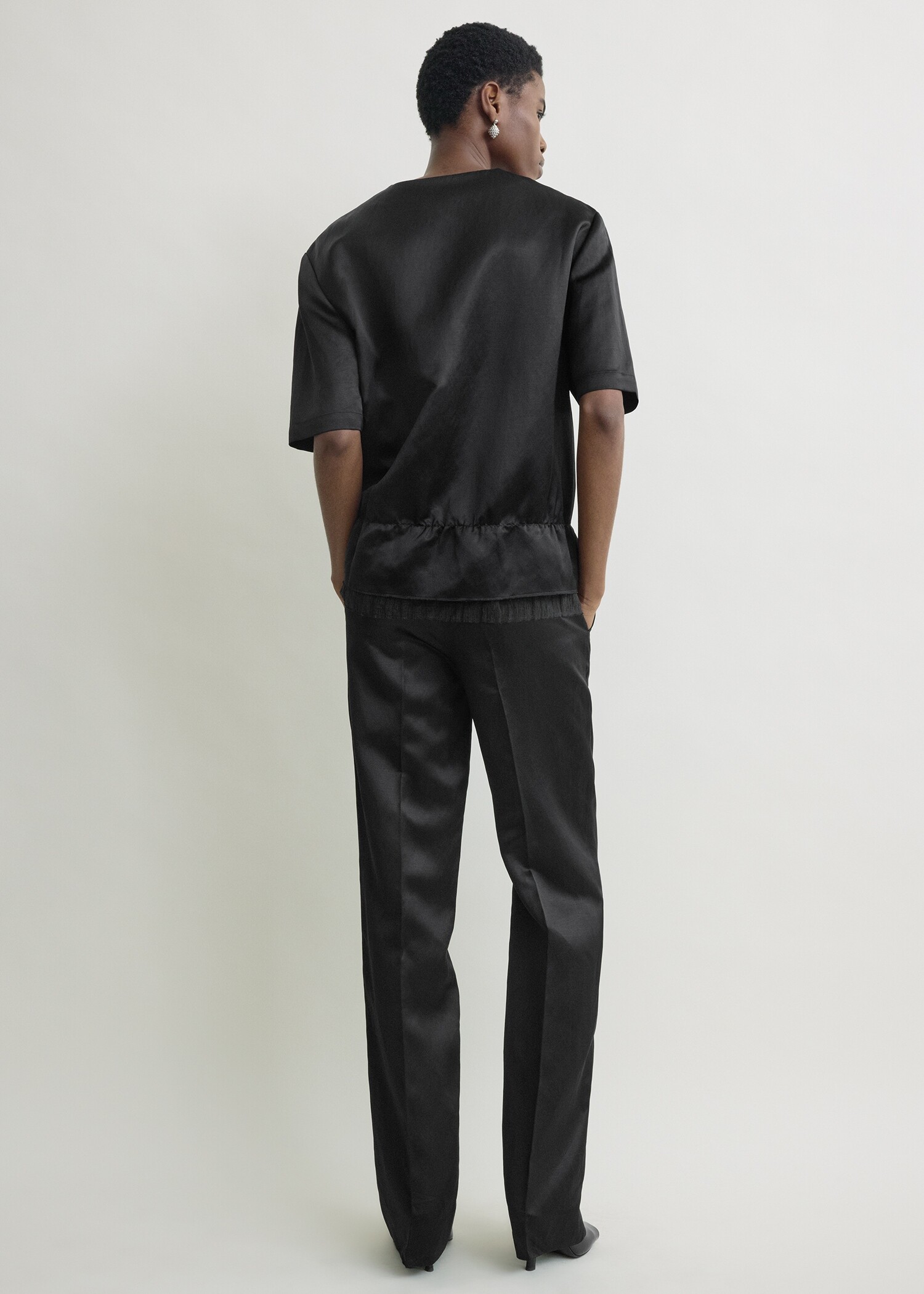 TOTEME 브이넥 새틴 풀오버 블랙의 블랙컬러 2번쨰 이미지입니다.