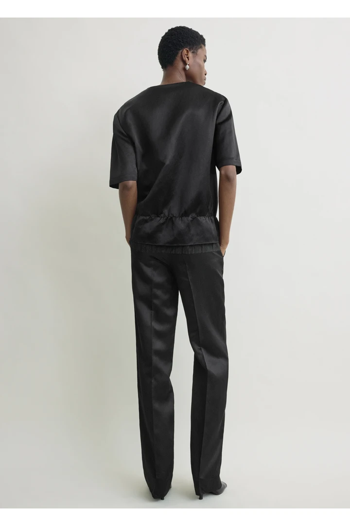 TOTEME 브이넥 새틴 풀오버 블랙의 블랙컬러 2번쨰 이미지입니다.