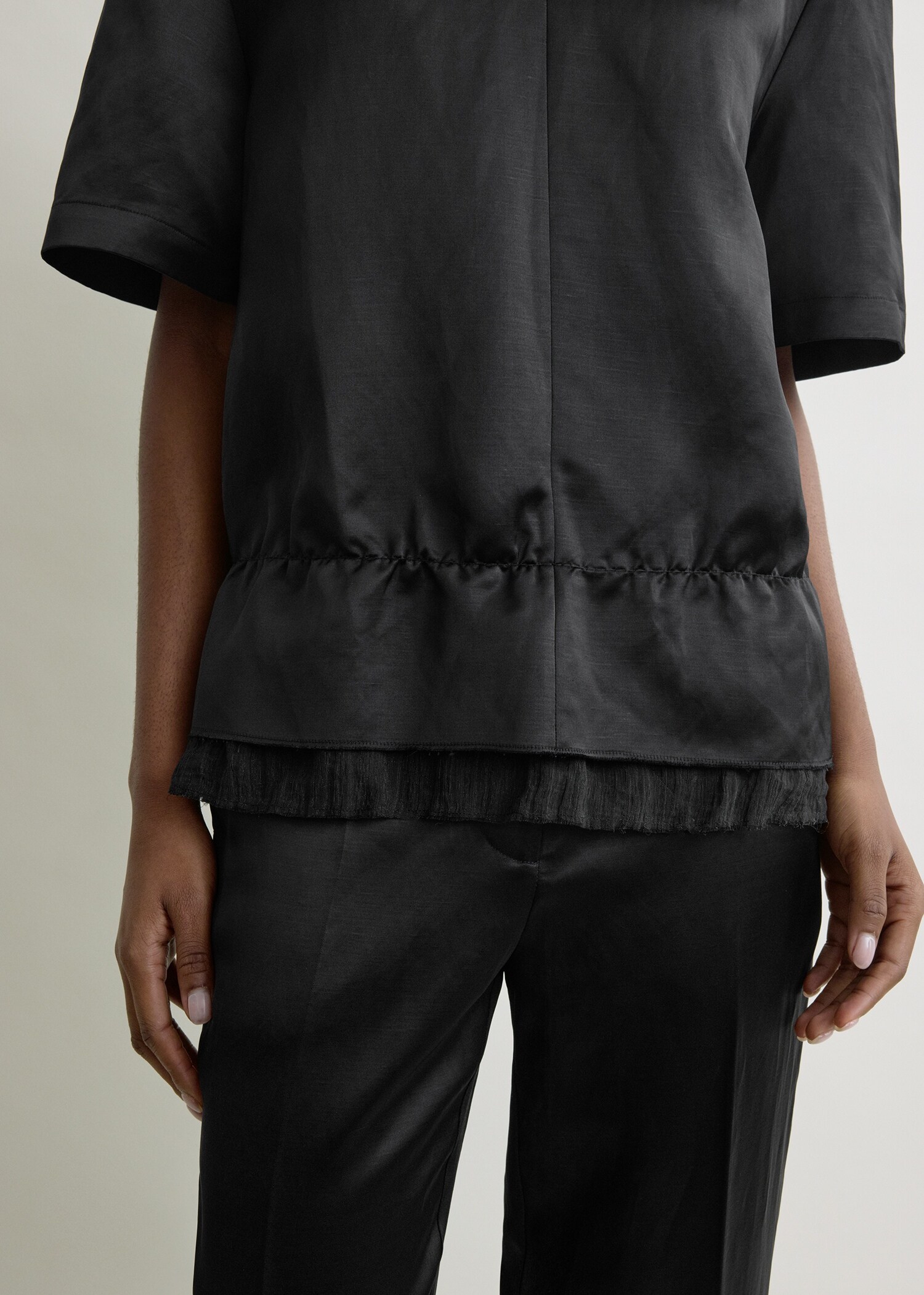 TOTEME 브이넥 새틴 풀오버 블랙의 블랙컬러 3번쨰 이미지입니다.