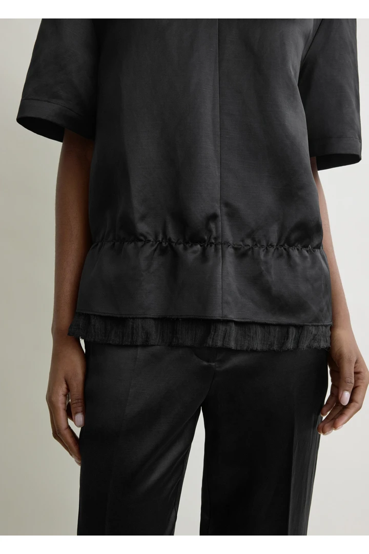 TOTEME 브이넥 새틴 풀오버 블랙의 블랙컬러 3번쨰 이미지입니다.