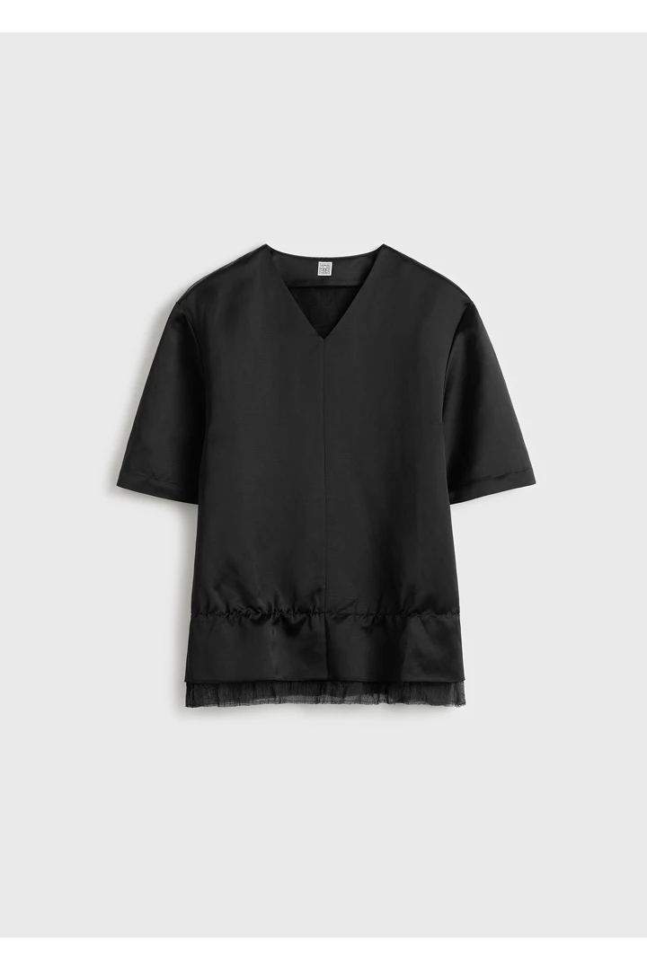 TOTEME 브이넥 새틴 풀오버 블랙의 블랙컬러 4번쨰 이미지입니다.