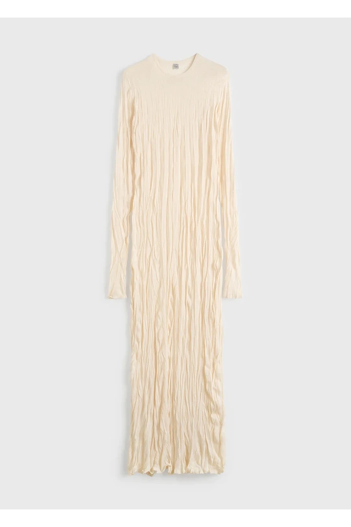 TOTEME 크링클드 니트 롱 슬리브 드레스 페일 에이프리컷의 페일 에이프리컷컬러 3번쨰 이미지입니다.