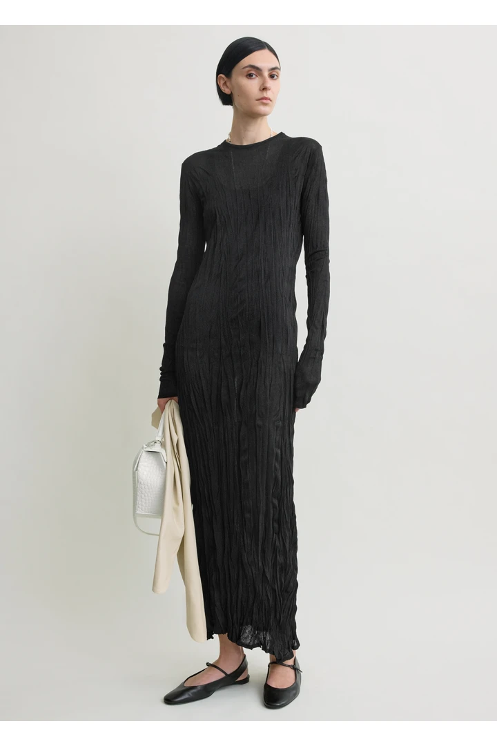 TOTEME default image 22 of 블랙 in 크링클드 니트 롱 슬리브 드레스 블랙