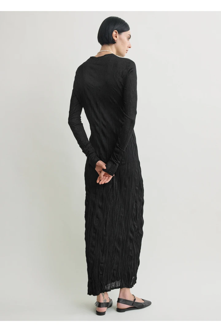 TOTEME 크링클드 니트 롱 슬리브 드레스 블랙의 블랙컬러 2번쨰 이미지입니다.