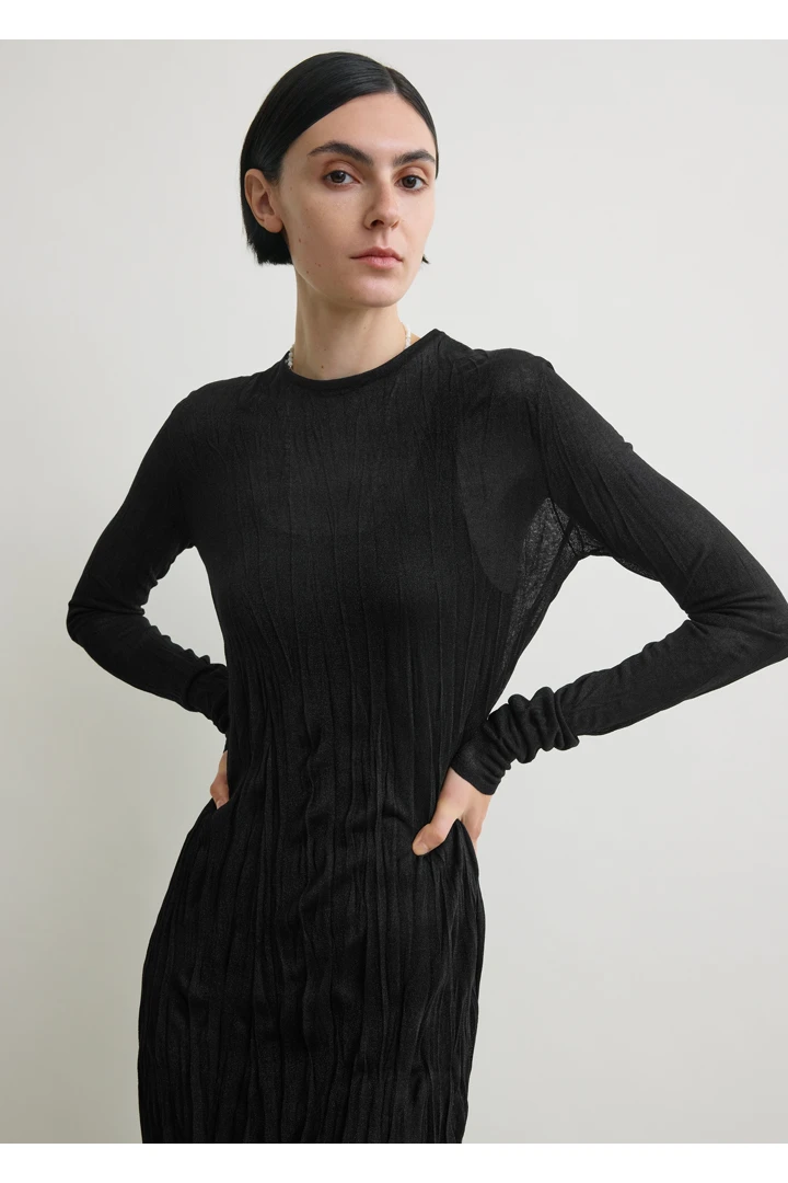 TOTEME 크링클드 니트 롱 슬리브 드레스 블랙의 블랙컬러 3번쨰 이미지입니다.