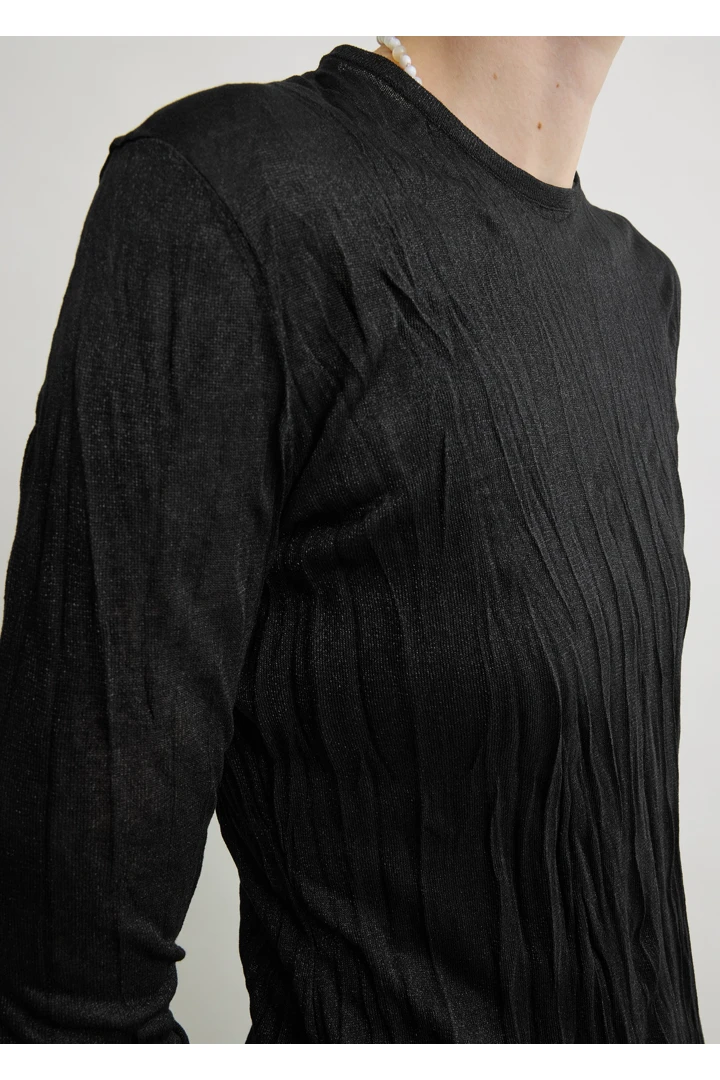 TOTEME 크링클드 니트 롱 슬리브 드레스 블랙의 블랙컬러 4번쨰 이미지입니다.