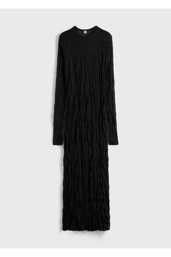 TOTEME 크링클드 니트 롱 슬리브 드레스 블랙의 블랙컬러 5번쨰 이미지입니다.
