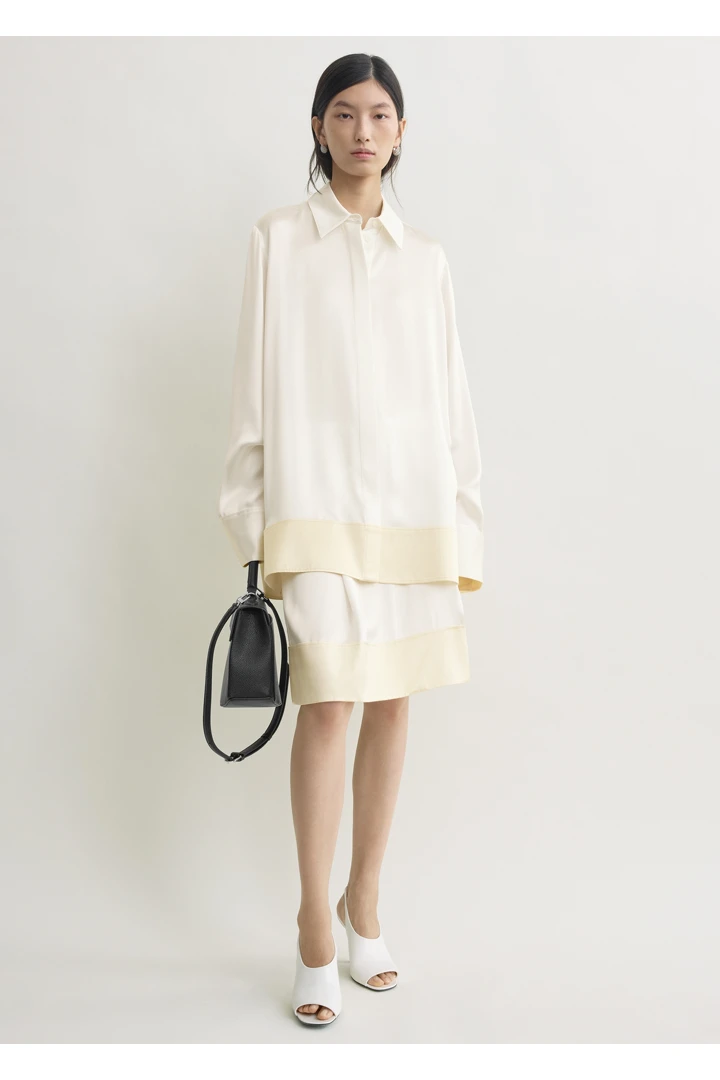 TOTEME 소프트 턱시도 셔츠 화이트의 화이트컬러 1번쨰 이미지입니다.