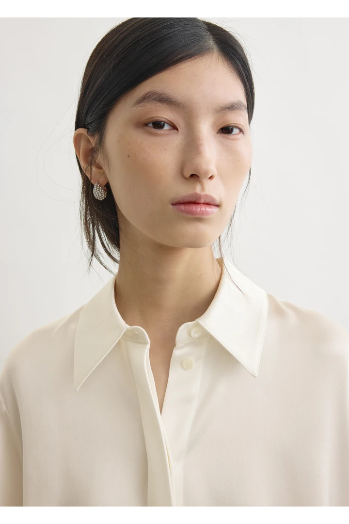 TOTEME 소프트 턱시도 셔츠 화이트의 화이트컬러 3번쨰 이미지입니다.