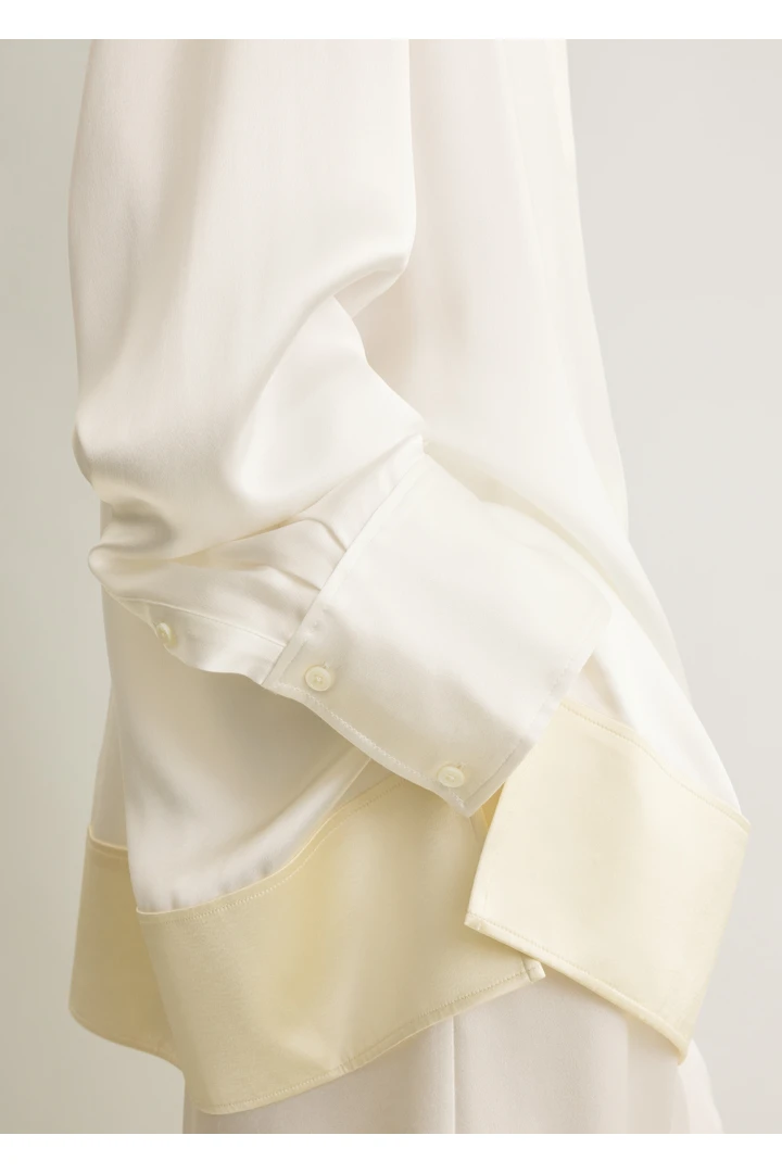 TOTEME 소프트 턱시도 셔츠 화이트의 화이트컬러 4번쨰 이미지입니다.