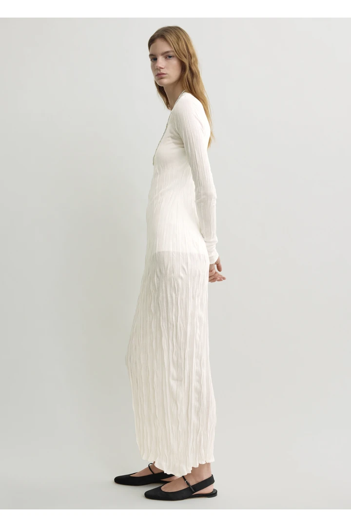 TOTEME 크링클드 니트 롱 슬리브 드레스 화이트의 화이트컬러 1번쨰 이미지입니다.