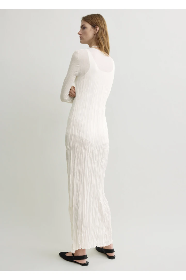 TOTEME 크링클드 니트 롱 슬리브 드레스 화이트의 화이트컬러 2번쨰 이미지입니다.