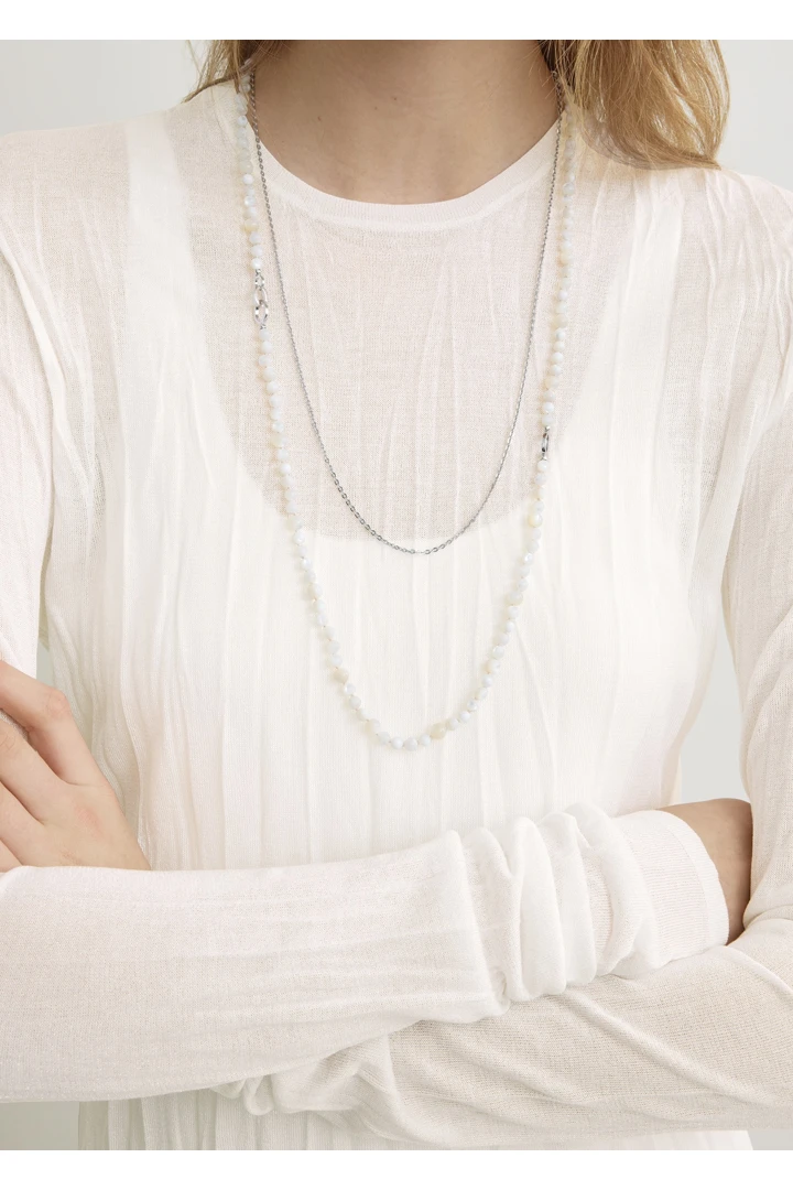 TOTEME 크링클드 니트 롱 슬리브 드레스 화이트의 화이트컬러 3번쨰 이미지입니다.