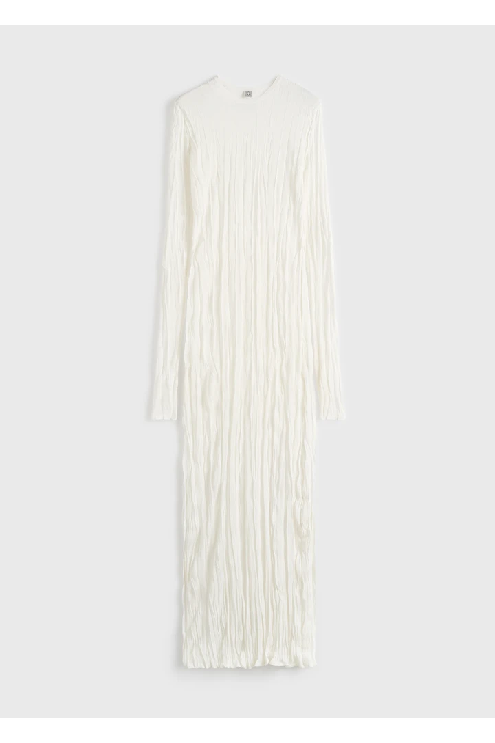 TOTEME 크링클드 니트 롱 슬리브 드레스 화이트의 화이트컬러 4번쨰 이미지입니다.