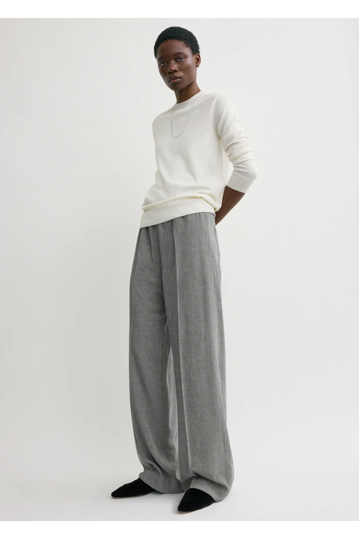 TOTEME 플루이드 윈터 트라우저 미드 그레이의 미드 그레이컬러 1번쨰 이미지입니다.