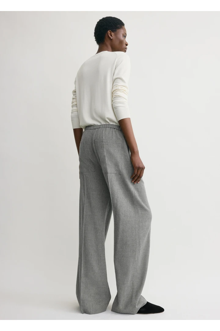 TOTEME 플루이드 윈터 트라우저 미드 그레이의 미드 그레이컬러 2번쨰 이미지입니다.