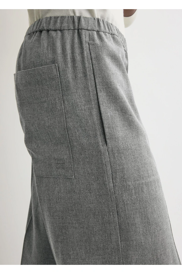 TOTEME 플루이드 윈터 트라우저 미드 그레이의 미드 그레이컬러 3번쨰 이미지입니다.