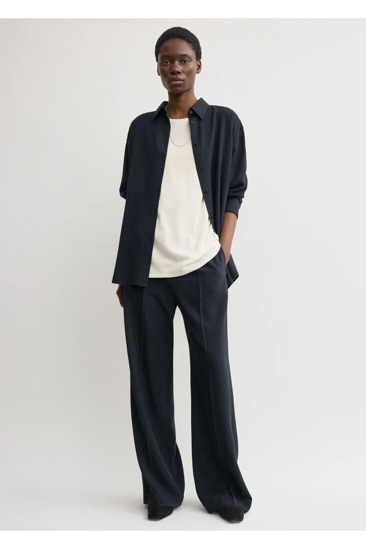 TOTEME 플루이드 윈터 트라우저 네이비의 네이비컬러 0번쨰 이미지입니다.