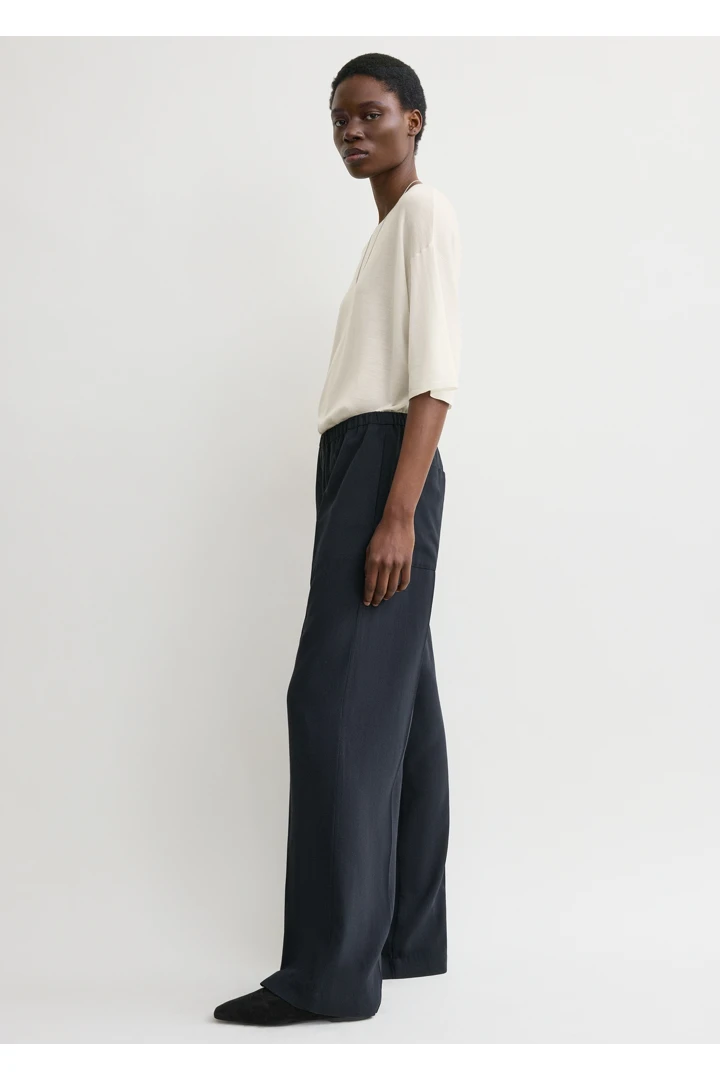 TOTEME 플루이드 윈터 트라우저 네이비의 네이비컬러 1번쨰 이미지입니다.