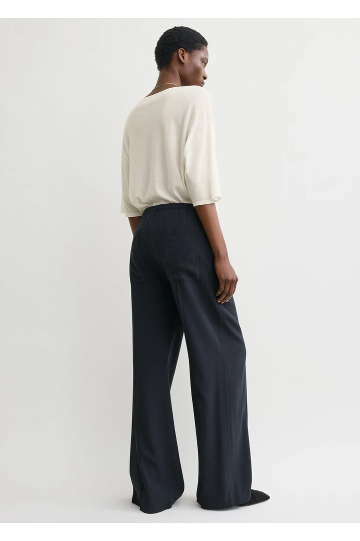 TOTEME 플루이드 윈터 트라우저 네이비의 네이비컬러 2번쨰 이미지입니다.