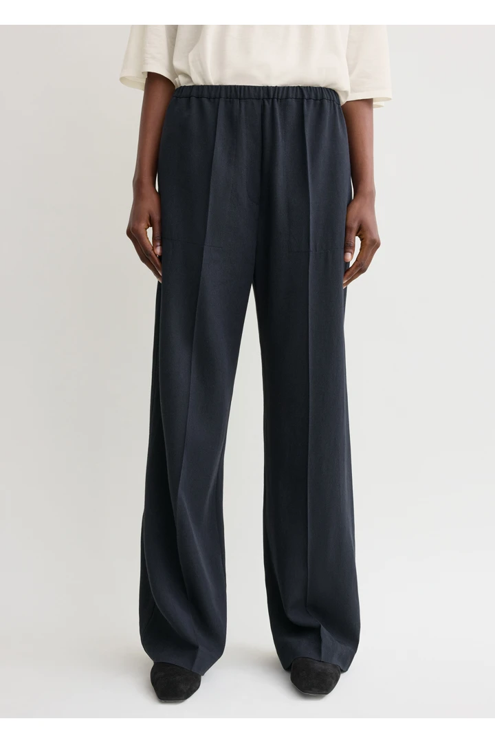 TOTEME 플루이드 윈터 트라우저 네이비의 네이비컬러 3번쨰 이미지입니다.