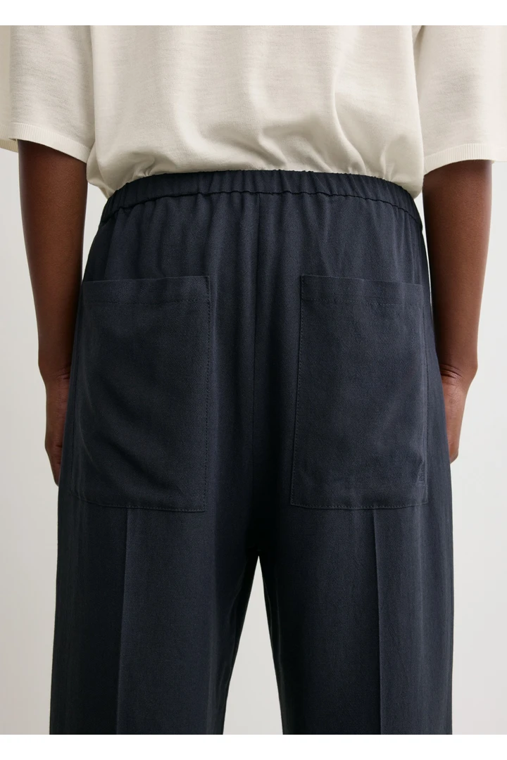 TOTEME 플루이드 윈터 트라우저 네이비의 네이비컬러 4번쨰 이미지입니다.