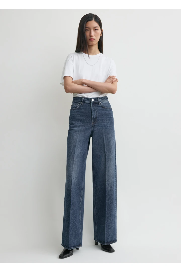 TOTEME 와이드 레그 데님 다크 블루의 다크 블루컬러 1번쨰 이미지입니다.