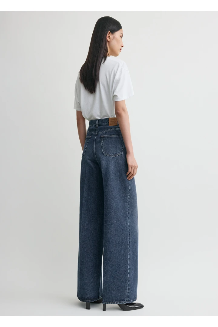 TOTEME 와이드 레그 데님 다크 블루의 다크 블루컬러 2번쨰 이미지입니다.
