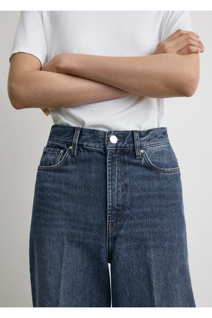 TOTEME 와이드 레그 데님 다크 블루의 다크 블루컬러 3번쨰 이미지입니다.