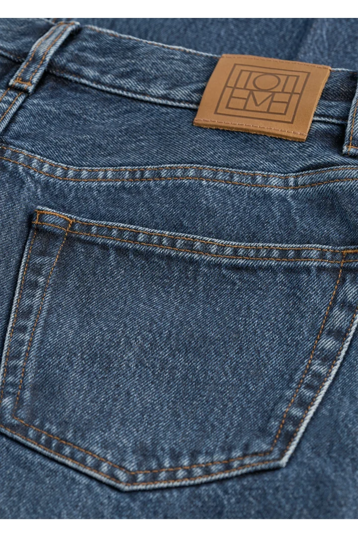 TOTEME 와이드 레그 데님 다크 블루의 다크 블루컬러 4번쨰 이미지입니다.