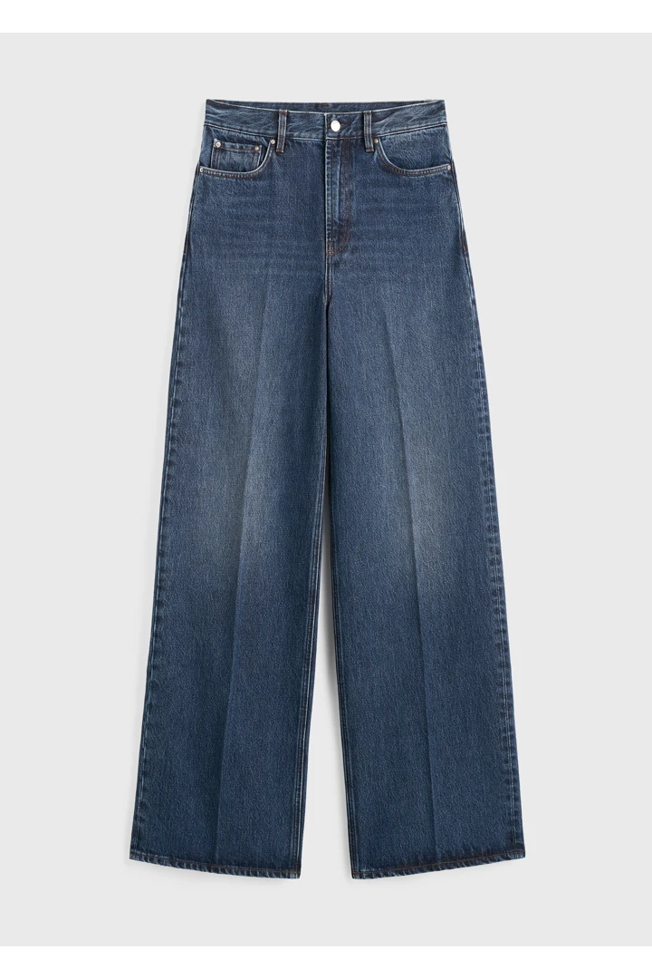TOTEME 와이드 레그 데님 다크 블루의 다크 블루컬러 5번쨰 이미지입니다.