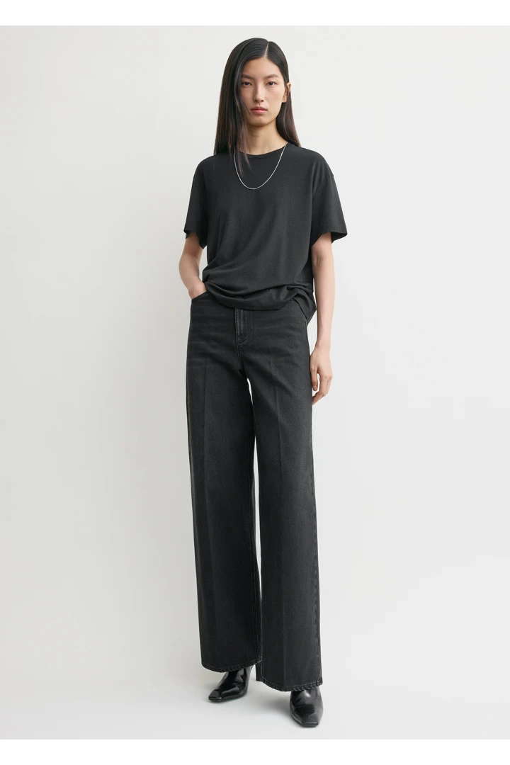 TOTEME 와이드 레그 데님 페이디드 블랙의 페이디드 블랙컬러 0번쨰 이미지입니다.