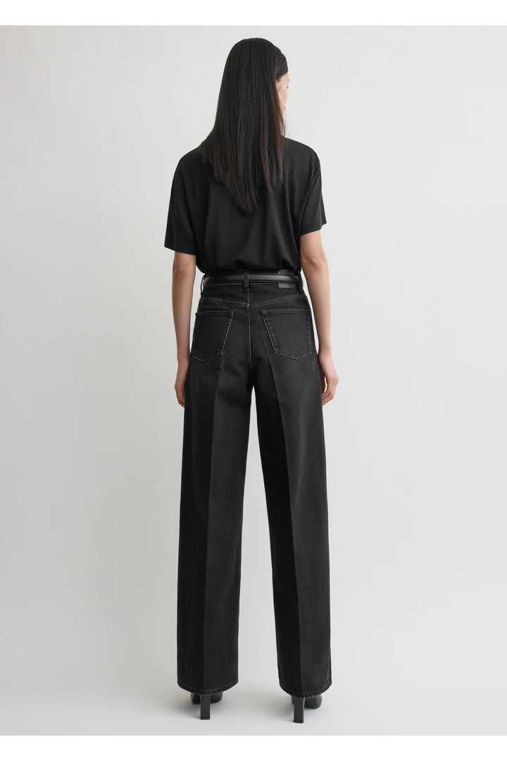 TOTEME 와이드 레그 데님 페이디드 블랙의 페이디드 블랙컬러 2번쨰 이미지입니다.