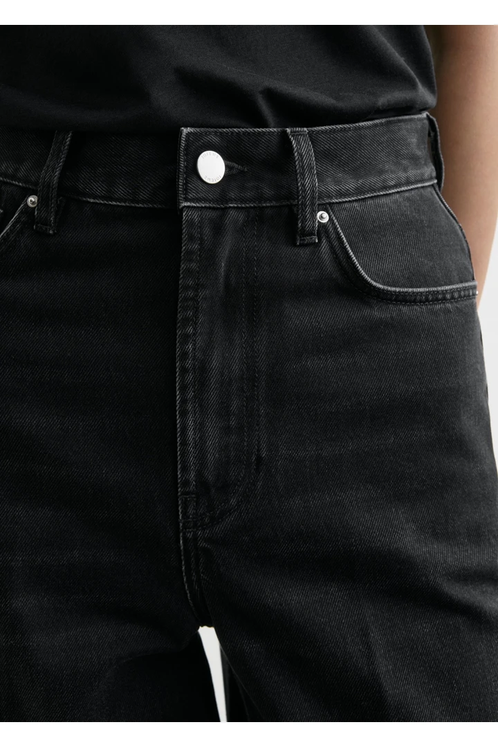 TOTEME 와이드 레그 데님 페이디드 블랙의 페이디드 블랙컬러 3번쨰 이미지입니다.