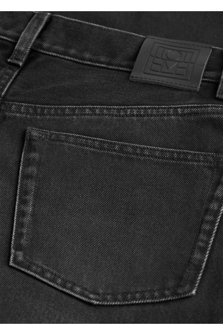 TOTEME 와이드 레그 데님 페이디드 블랙의 페이디드 블랙컬러 4번쨰 이미지입니다.