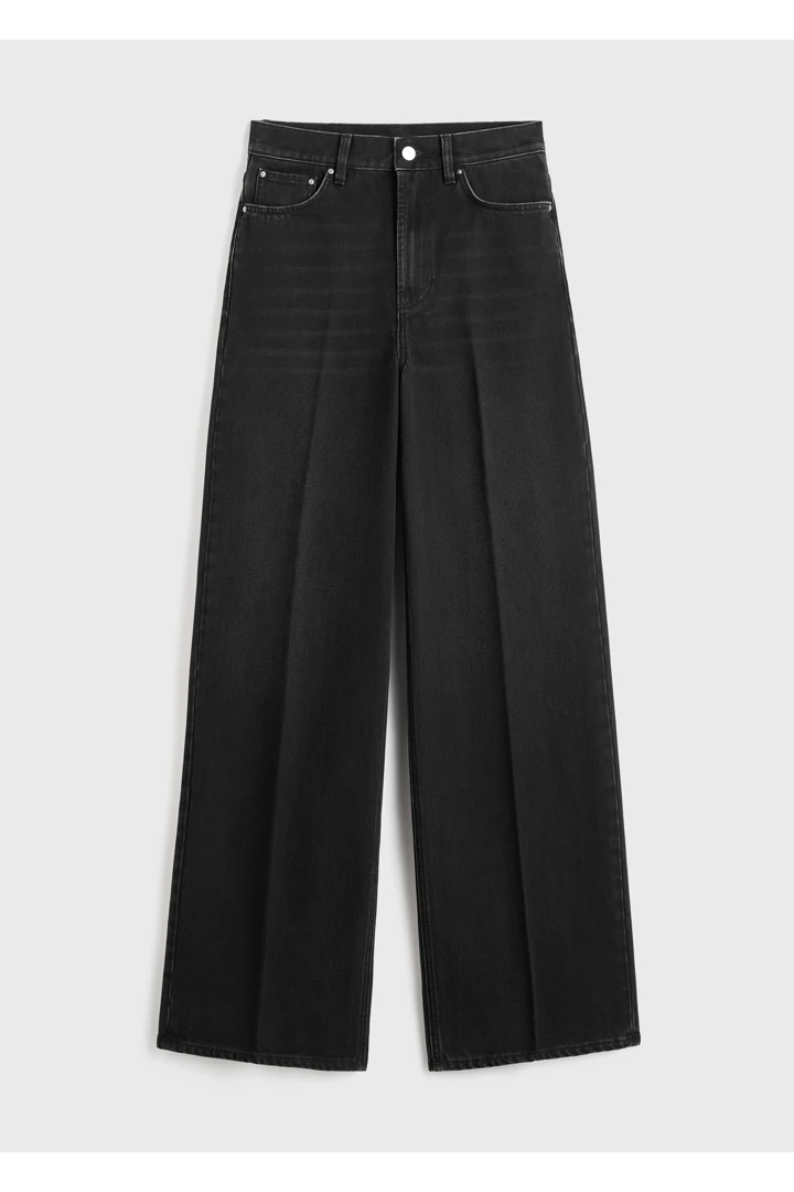 TOTEME 와이드 레그 데님 페이디드 블랙의 페이디드 블랙컬러 5번쨰 이미지입니다.